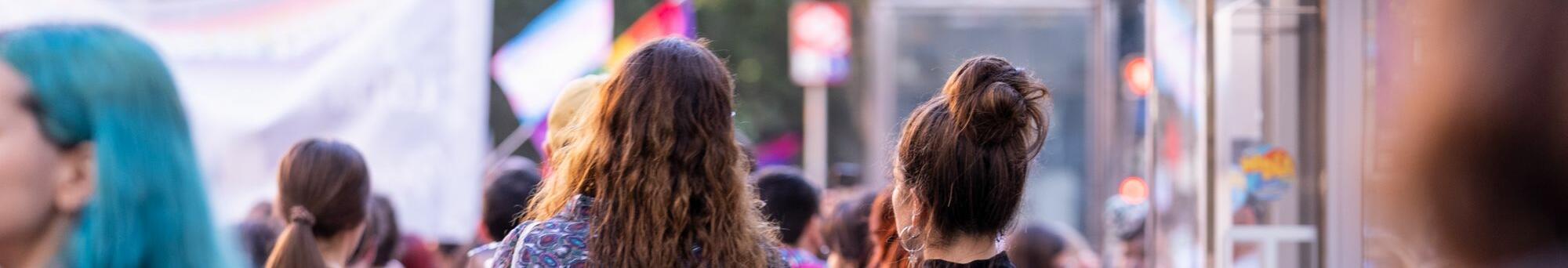 Dues participants a la Manifestació de l'Orgull caminen per les Rambles agafades de la mà